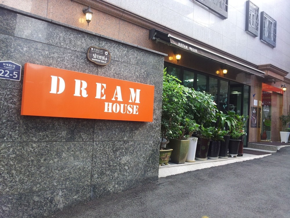 hotelImg