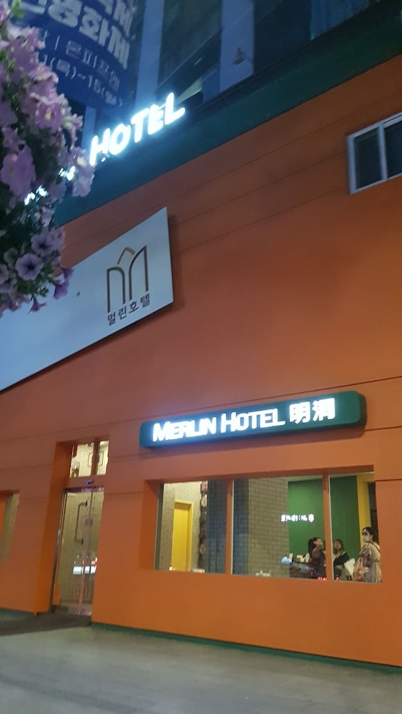 hotelImg