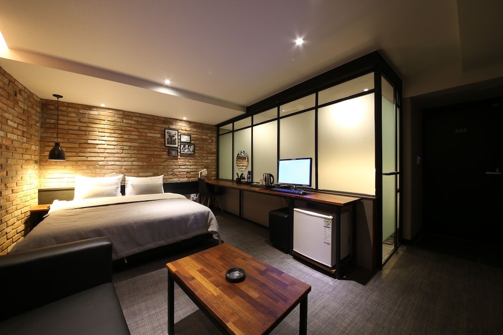 hotelImg
