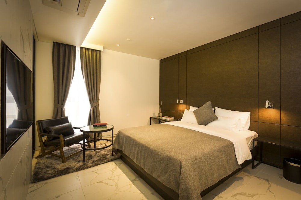 hotelImg