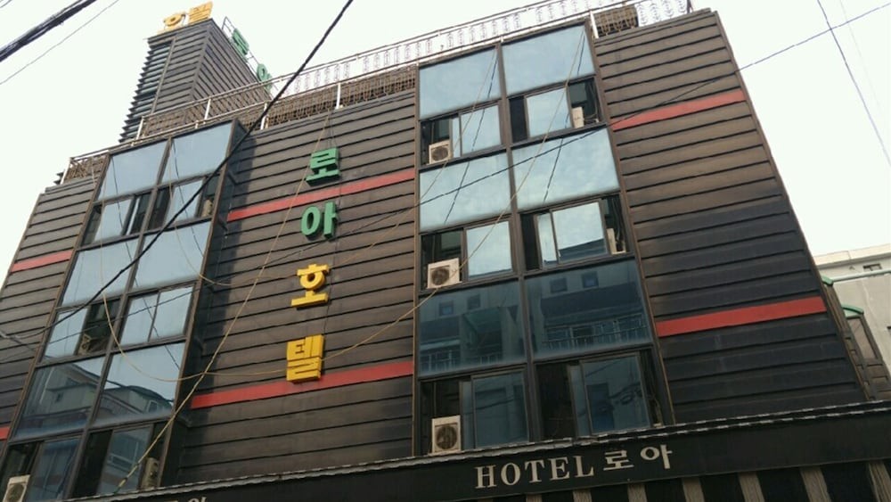 hotelImg
