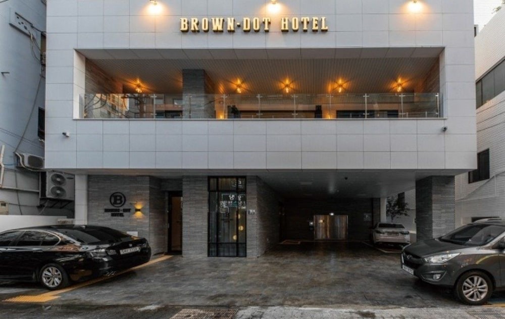 hotelImg