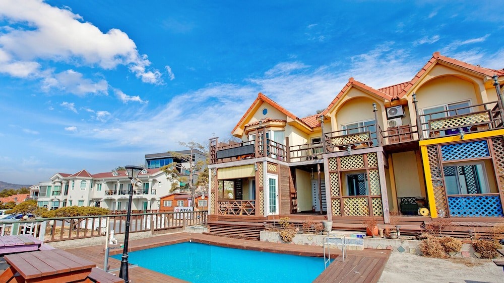 hotelImg