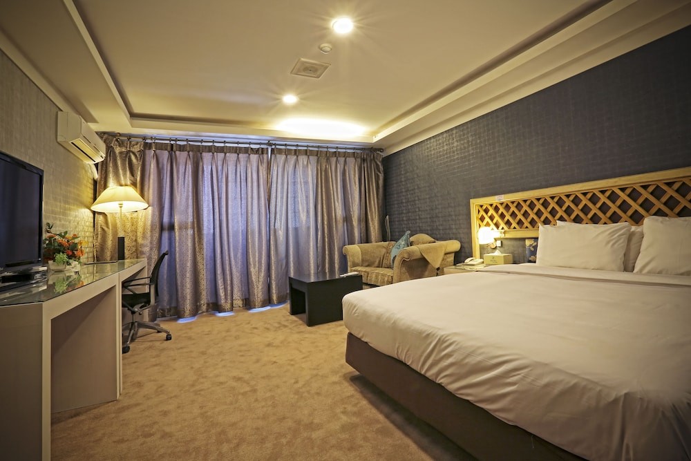 hotelImg