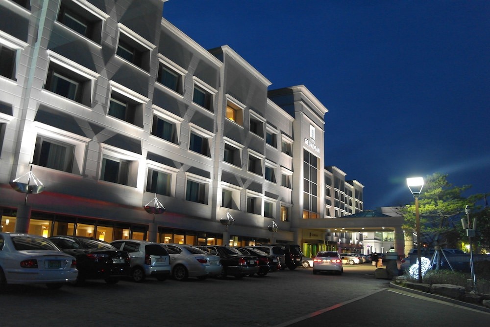 hotelImg