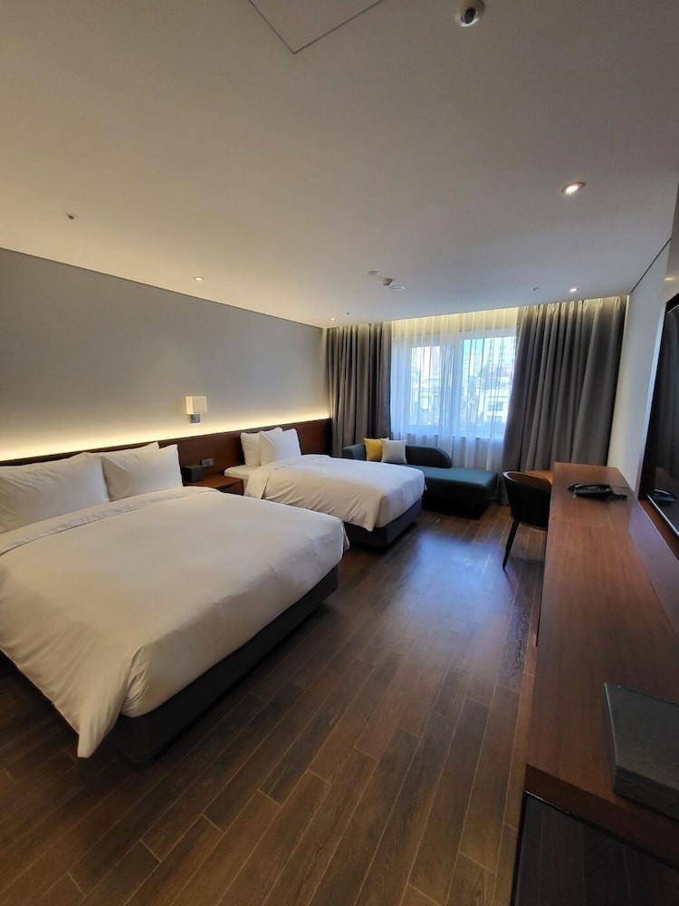 hotelImg
