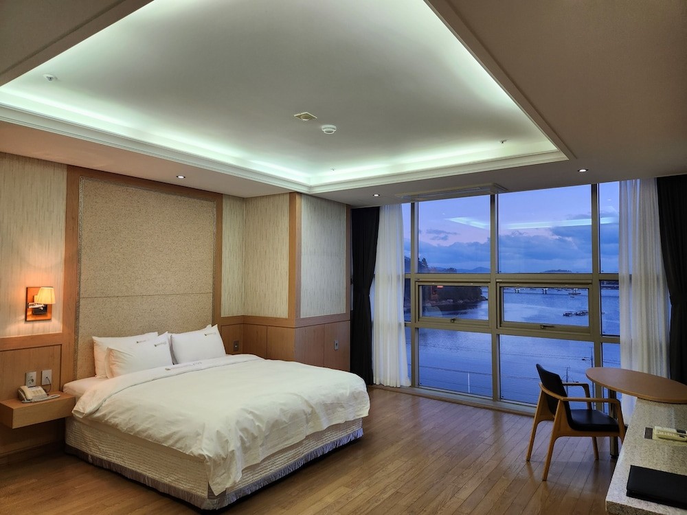 hotelImg