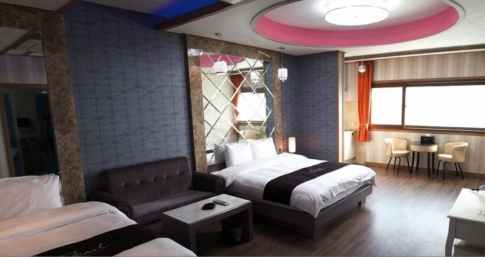 hotelImg