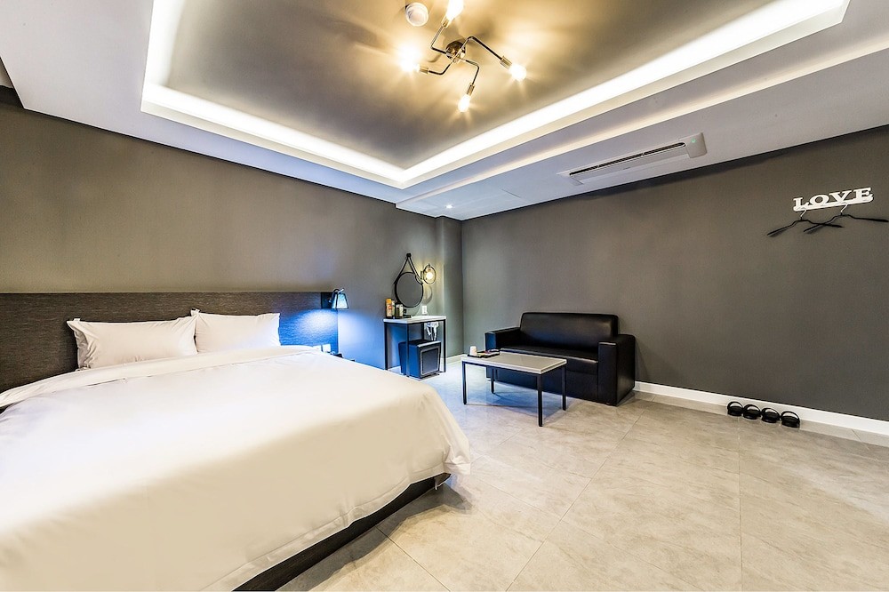 hotelImg