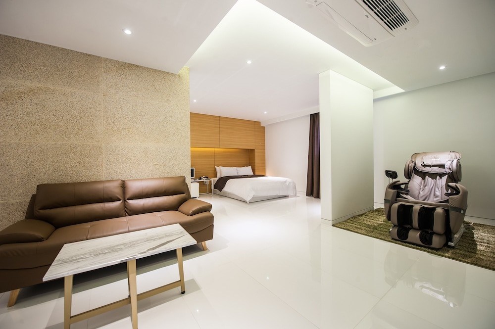 hotelImg