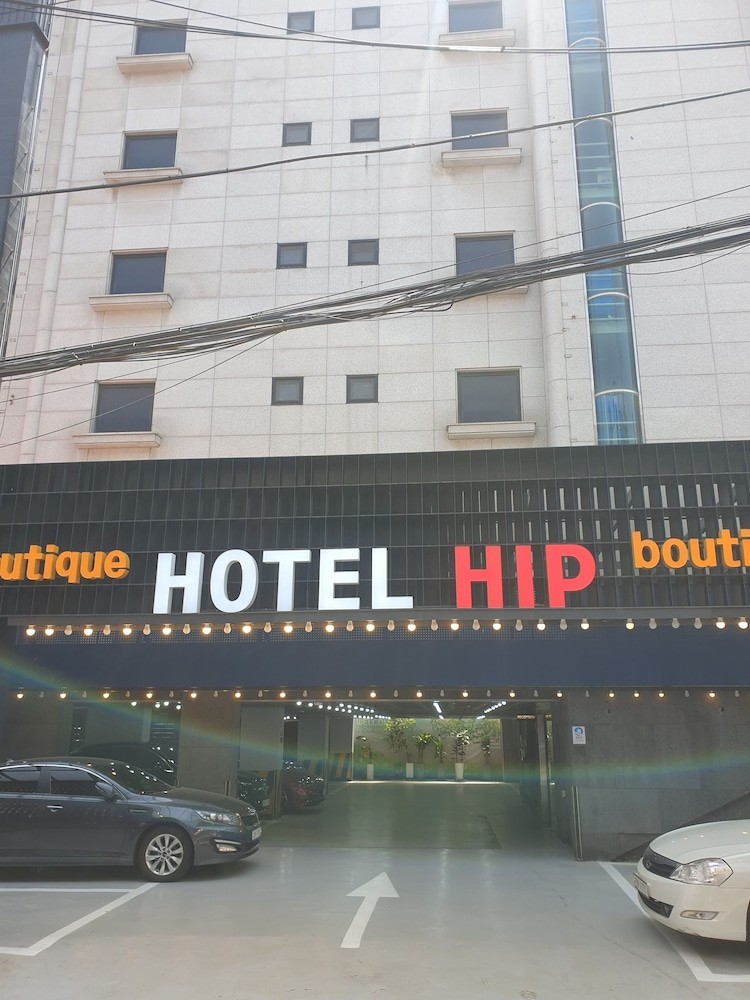 hotelImg