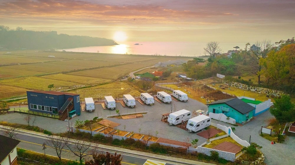 hotelImg
